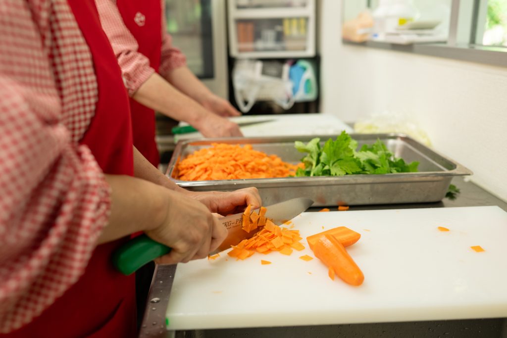 新鮮な食材を使って調理します